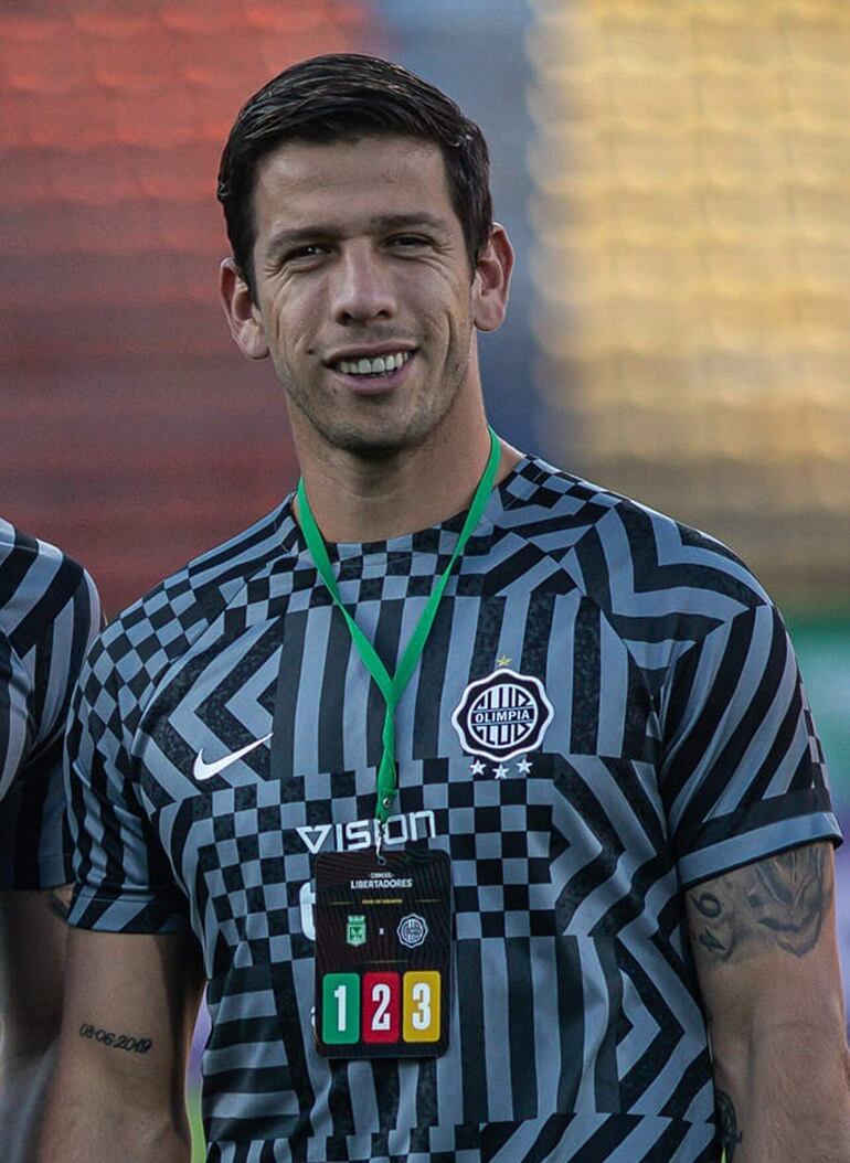 Juan Ángel Espínola tiene contrato con Olimpia hasta fin de año y lo cumplirá. Expresó que se siente muy a gusto en la institución franjeada.