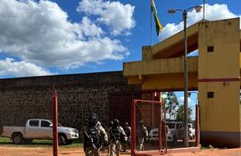 Video: trasladaron vía aérea al hijo de “Lalo” desde el Cereso a la cárcel de Emboscada