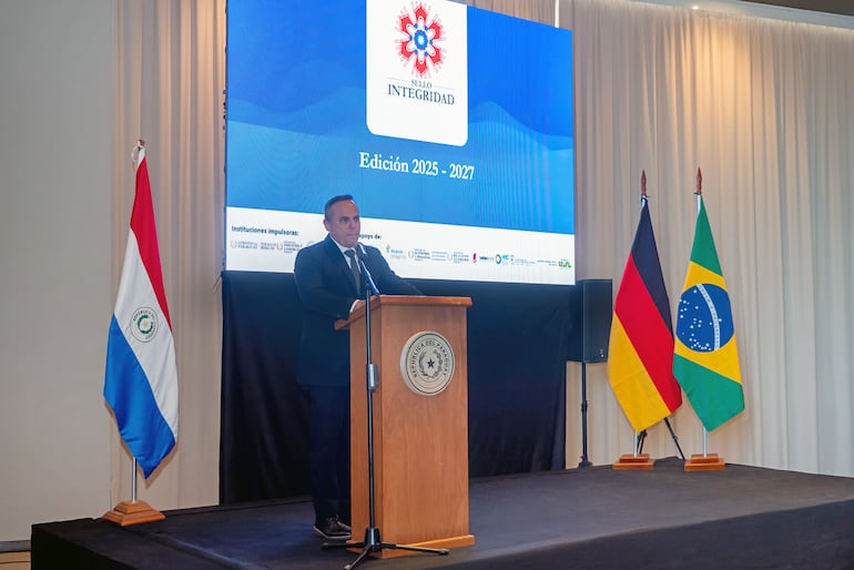 El contralor de la República, Camilo D. Benítez Aldana, dando declaraciones en el evento de reconocimiento.