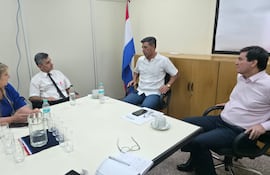 De izquierda a derecha: la presidenta de la Circunscripción Judicial de Paraguarí, Rosalinda Guens; el abogado José Luis Recalde; y los ministros de la Corte Suprema de Justicia, Víctor Ríos y Gustavo Santander.