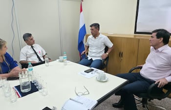 De izquierda a derecha: la presidenta de la Circunscripción Judicial de Paraguarí, Rosalinda Guens; el abogado José Luis Recalde; y los ministros de la Corte Suprema de Justicia, Víctor Ríos y Gustavo Santander.