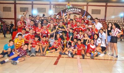 Jugadores, cuerpo técnico, dirigentes y aficionados cercanos al Sportivo José Meza celebraron el título del Campeonato Zona Sur en su propia casa, conquistando su tercera copa sudamericana.