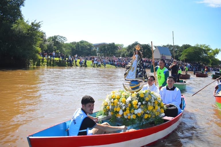 La procesión náutica es uno de los atractivos de la fiesta patronal en Itapé.