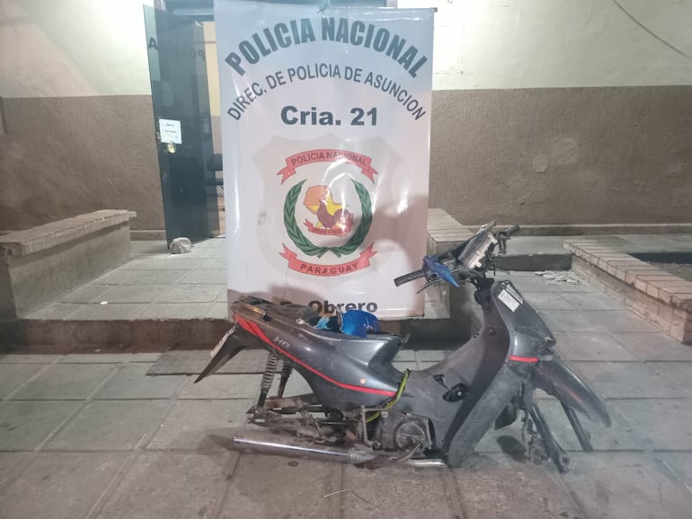La moto robada fue recuperada sin sus ruedas.