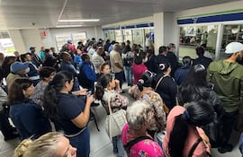 Imagen ilustrativa: gran cantidad de personas en el Hospital Central del IPS.