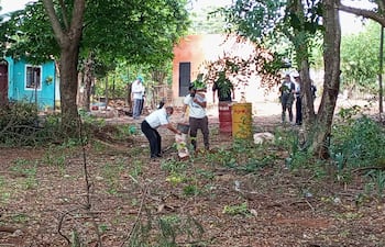 Los expertos del Ministerio Público inspeccionaron los productos tóxicos que fueron encontrados en el barrio Rincón de Ñemby.