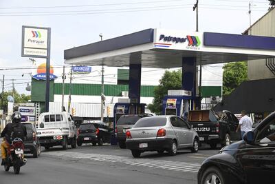 Los surtidores de Petropar están repletos debido a las subas del sector privado y el subsidio al emblema estatal.