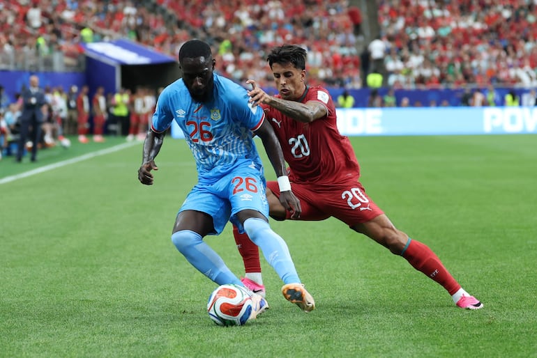 João Cancelo intenta impedir el giro de Arthur Masuaku.