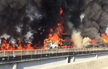 Al menos cinco personas fallecieron y otras 11 resultaron heridas tras el aparatoso accidente ocurrido este sábado al sur de Brasil, en el que decenas de tractocamiones chocaron unos con otros llevándose por delante varios vehículos particulares, según el último reporte de la Policía de Carreteras. Foto ilustrativa.