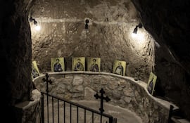 TAYBEH (CISJORDANIA) 24/02/2026.- Vista del interior de la iglesia ortodoxa de San Jorge en Taybeh, el último pueblo cristiano de Cisjordania. Las calles de Taybeh, el último pueblo completamente cristiano de Cisjordania, se muestran casi vacías. No queda un solo restaurante abierto, hay poco trabajo, los colonos israelíes les aterrorizan casi a diario y gran parte de sus 1.200 habitantes ya solo piensa en irse. EFE/ Patricia Martínez
