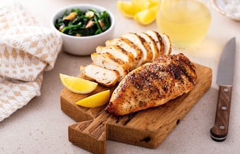 La carne de pollo es muy rica en leucina, que dispara la síntesis muscular y proporciona saciedad.
