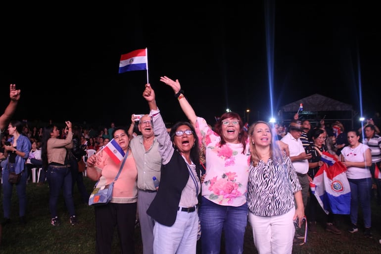 Las familias disfrutaron y bailaron durante toda la noche, compartiendo risas, música y momentos de alegría en un ambiente lleno de fiesta y tradición.