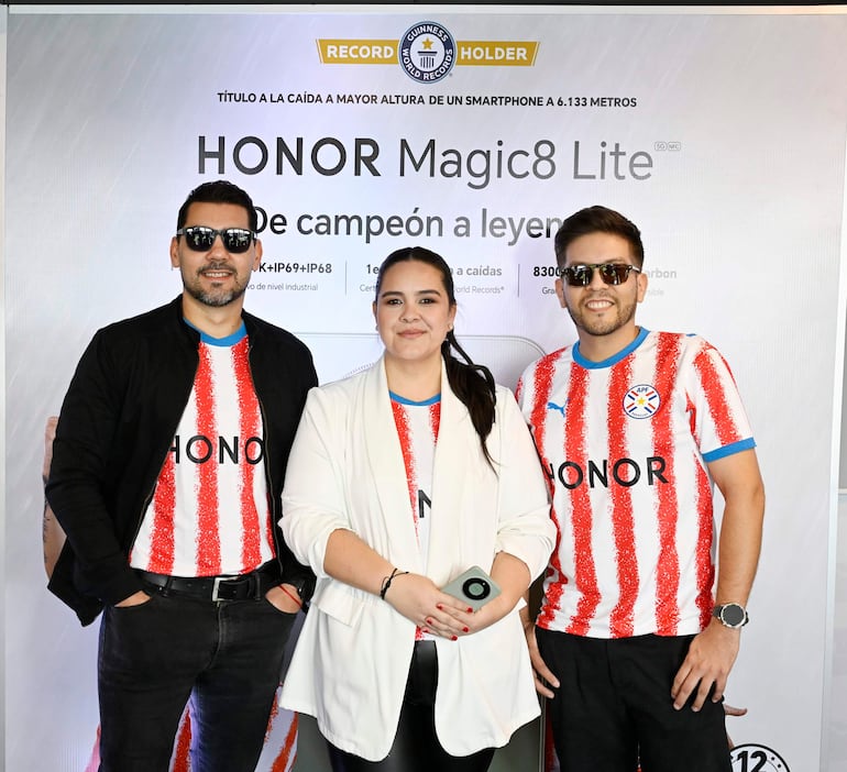 Diego Zaragoza, Jazmín Núñez y Alexander Ramírez durante el lanzamiento de HONOR Paraguay.