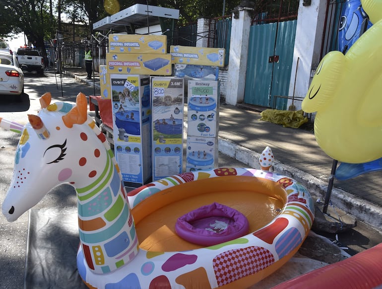 Hay variadas ofertas de piletas y accesorios para el agua.