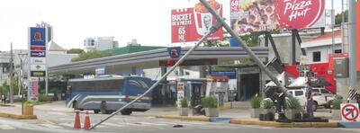Semáforo caído en rotonda de San Martín, España y Aviadores del Chaco