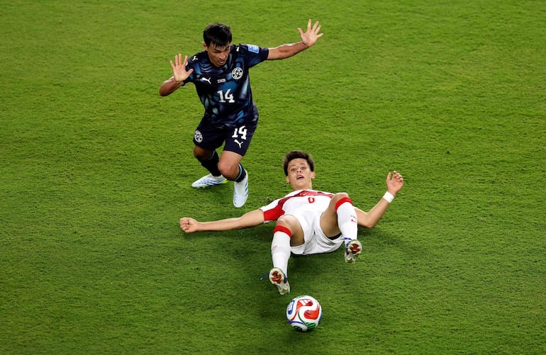 Arda Guler de Turquía disputa el balón contra Andrés Cubas de Paraguay durante el partido del Grupo D de la Copa Mundial de la FIFA 2026 entre Turquía y Paraguay en el San Francisco Bay Area Stadium.