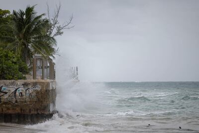 Costa de Puerto Rico en advertencia por los efectos del huracán de categoría 5 Erin.