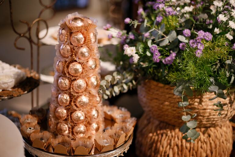 La fiesta fue decorada con arreglos de flores naturales por Rossana Ortiz.
