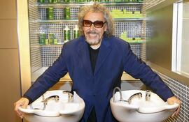 Fotografía de archivo, tomada al peluquero Lluís Llongueras, que ha fallecido este lunes en Barcelona a los 87 años debido a un cáncer de garganta. EFE/Archivo/Marta Pérez