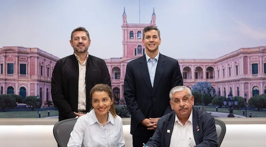 Pedro Alliana, Santiago Peña, Isaías Fretes y Rosanna González firman acuerdo de dignificación salarial para médicos.
