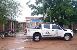 Camioneta de policía estacionada, frente a la Escuela Básica Virgen de Caacupé en Santaní.