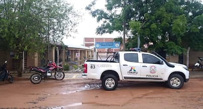 Camioneta de policía estacionada, frente a la Escuela Básica Virgen de Caacupé en Santaní.