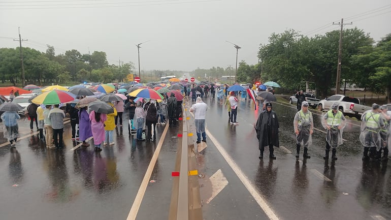 Manifestación docente en plena lluvia en Coronel Oviedo. Foto de archivo.
