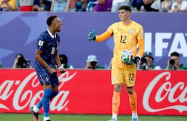 El francés Kylian Mbappé (izq.) celebra frente al portero Orlando Gill de Paraguay tras ganar el partido de octavos de final de la Copa Mundial de la FIFA 2026 entre Paraguay y Francia, en Filadelfia, EE. UU..