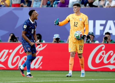 El francés Kylian Mbappé (izq.) celebra frente al portero Orlando Gill de Paraguay tras ganar el partido de octavos de final de la Copa Mundial de la FIFA 2026 entre Paraguay y Francia, en Filadelfia, EE. UU..