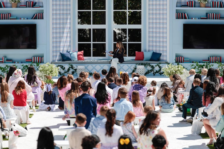 La primera dama de Estados Unidos, Melania Trump, lee cuentos a los niños durante la tradicional búsqueda de huevos de Pascua en el jardín sur de la Casa Blanca. (Kent Nishimura / AFP)