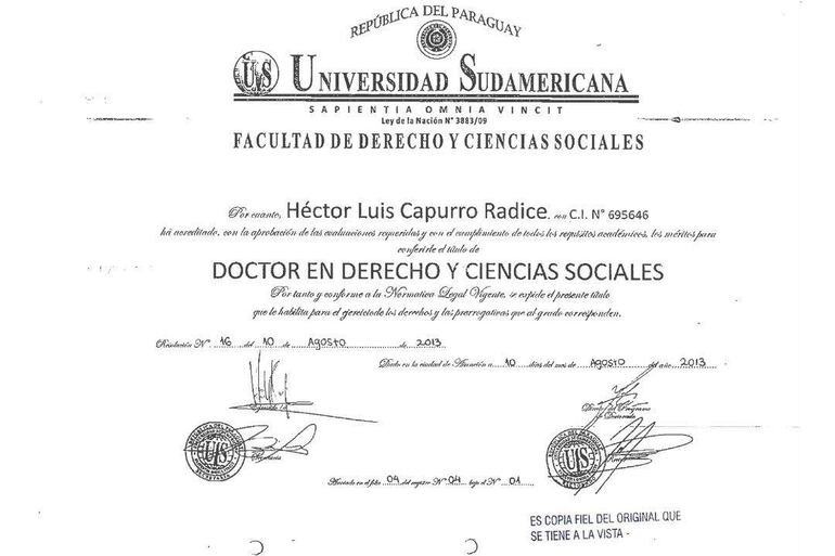 Diploma de Doctor en Derecho y Ciencias Sociales de Héctor Capurro con escudo y firmas en un fondo institucional.