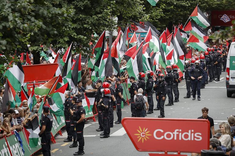 La iniciativa Gernika Palestina ha invadido este miércoles un tramo de la Gran Vía de Bilbao al paso de la Vuelta ciclista por la capital vizcaína en protesta por la participación del equipo Israel Premier Tech y en apoyo a Palestina por lo que ha tenido que intervenir la Ertzaintza.