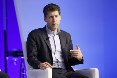 Muchos quisieran tener la suerte de Sam Altman. Lo apartaron el fin de semana pasado de su cargo de consejero delegado de OpenAI (los creadores de ChatGPT), pero el lunes ya tenía “chamba” en Microsoft.