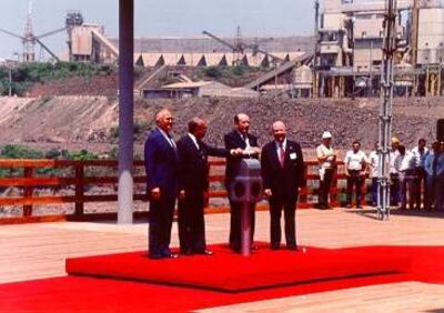 Los dictadores militares Alfredo Stroessner y Joao Figueiredo oprimían el botón que, simbólicamente, ponía en funcionamiento las primeras unidades de loa central binacional.