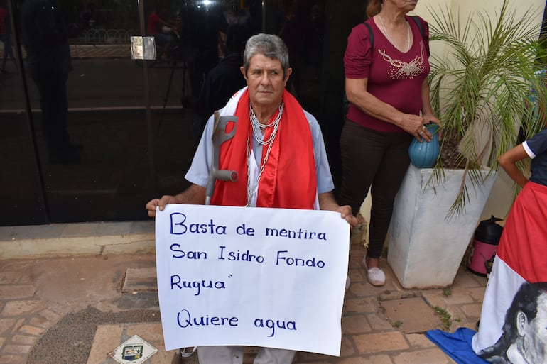 Un ciudadano reclama cañería para agua potable y se encadena frente a al municipalidad