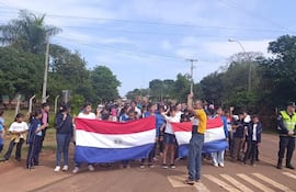 Este viernes, los padres, docentes y estudiantes completaron el tercer día de movilización con una marcha sobre la ruta PY11