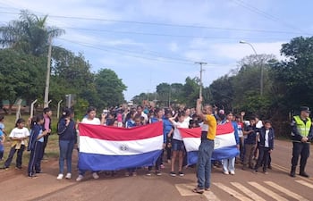 Este viernes, los padres, docentes y estudiantes completaron el tercer día de movilización con una marcha sobre la ruta PY11