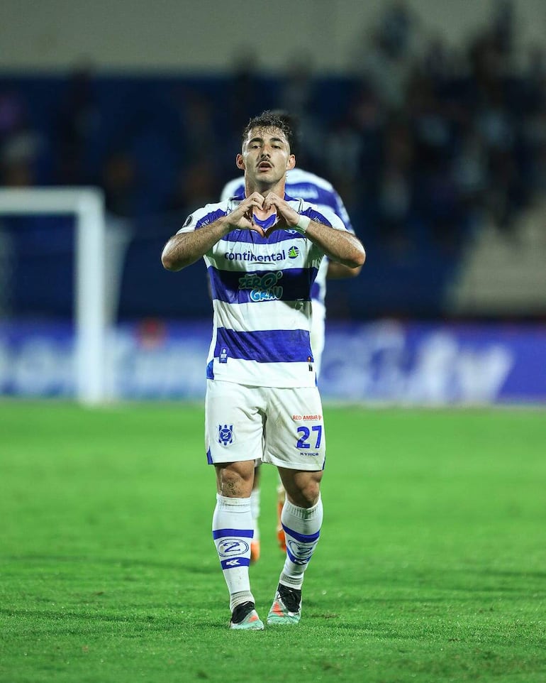 El delantero Diego Acosta celebra el gol que llevó al triunfo a Sportivo 2 de Mayo.