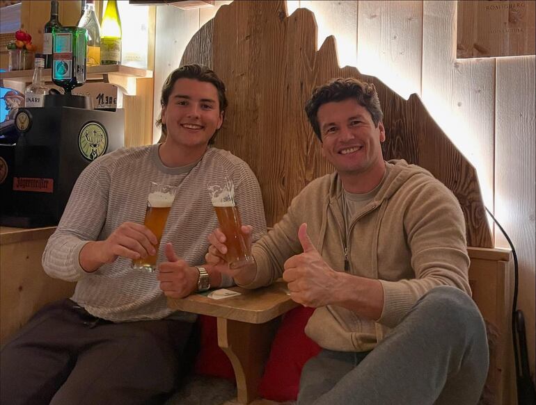 Samuel brindando con su padre Nelson Haedo Valdez. (Instagram/Nelson Haedo Valdez)