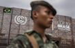 Un integrante de las Fuerzas Armadas custodia la entrada al Hangar de Exposiciones, sede de la Cumbre de la COP30 en Belém (Brasil).