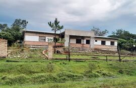 Ministerio de Salud dice que iniciará un nuevo proceso licitatorio para avanzar en la construcción de USF. En Paraguarí, las obras quedaron abandonadas hace tiempo.