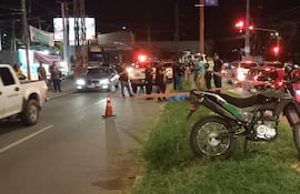 Violento choque contra el paseo central termina con la vida de un joven motociclista