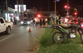 Violento choque contra el paseo central termina con la vida de un joven motociclista