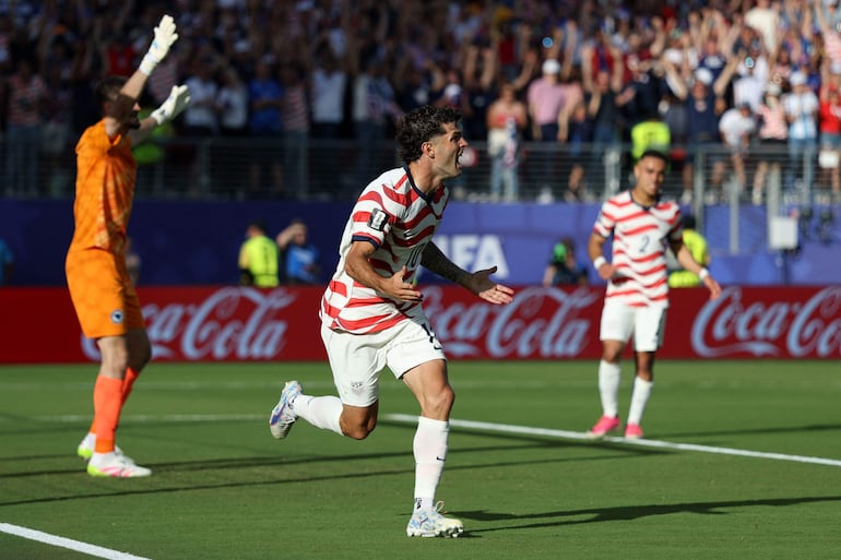 Christian Pulisic celebra un gol anulado.