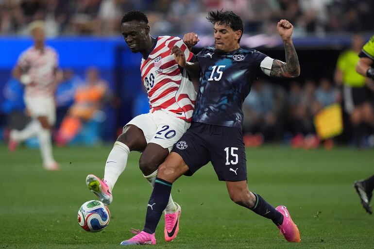 Folarin Balogun de Estados Unidos (izq.) en acción contra Gustavo Gómez de Paraguay (der.) durante el partido de la fase de grupos de la Copa Mundial de la FIFA 2026 entre Estados Unidos y Paraguay, en Los Ángeles, California.