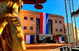 Estatua de la Diosa Astrea, ubicada frente al Palacio de Justicia de Pedro Juan Caballero.