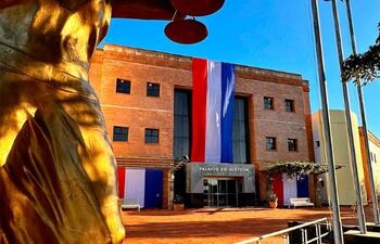 Palacio de Justicia de Pedro Juan Caballero con su estatua de la Diosa Astrea.