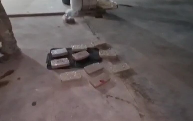 Diez panes de cocaína encontrados dentro de la camioneta de Julio César Salinas. (Gentileza)