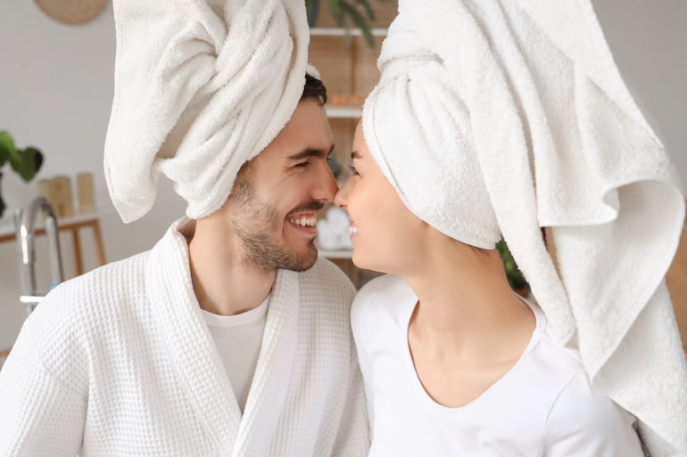¿Es bueno compartir jabón o toallas con tu pareja?