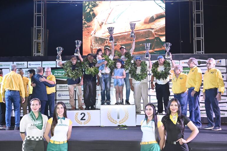 Podio de la categoría General Históricos: Marret/Bravo (1°), Zitkoski/Espínola (2°) y Weiler/Figueredo (3°).